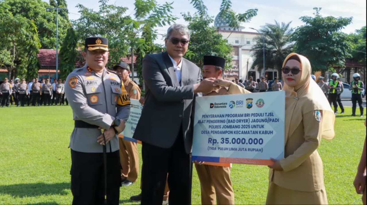 BRI Peduli Salurkan Bantuan Mesin Pengering Padi untuk Petani Jombang