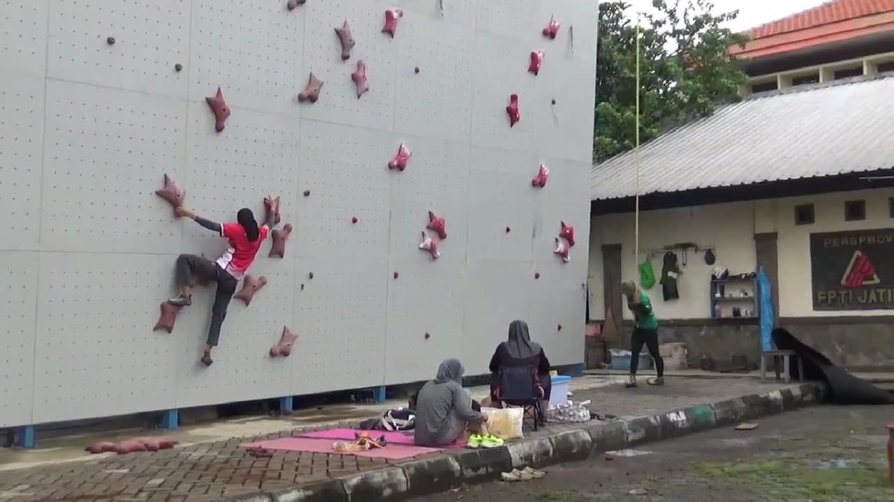 Persiapan Kejurnas, Atlet Panjat Tebing Jawa Timur Tetap Berlatih Saat Puasa
