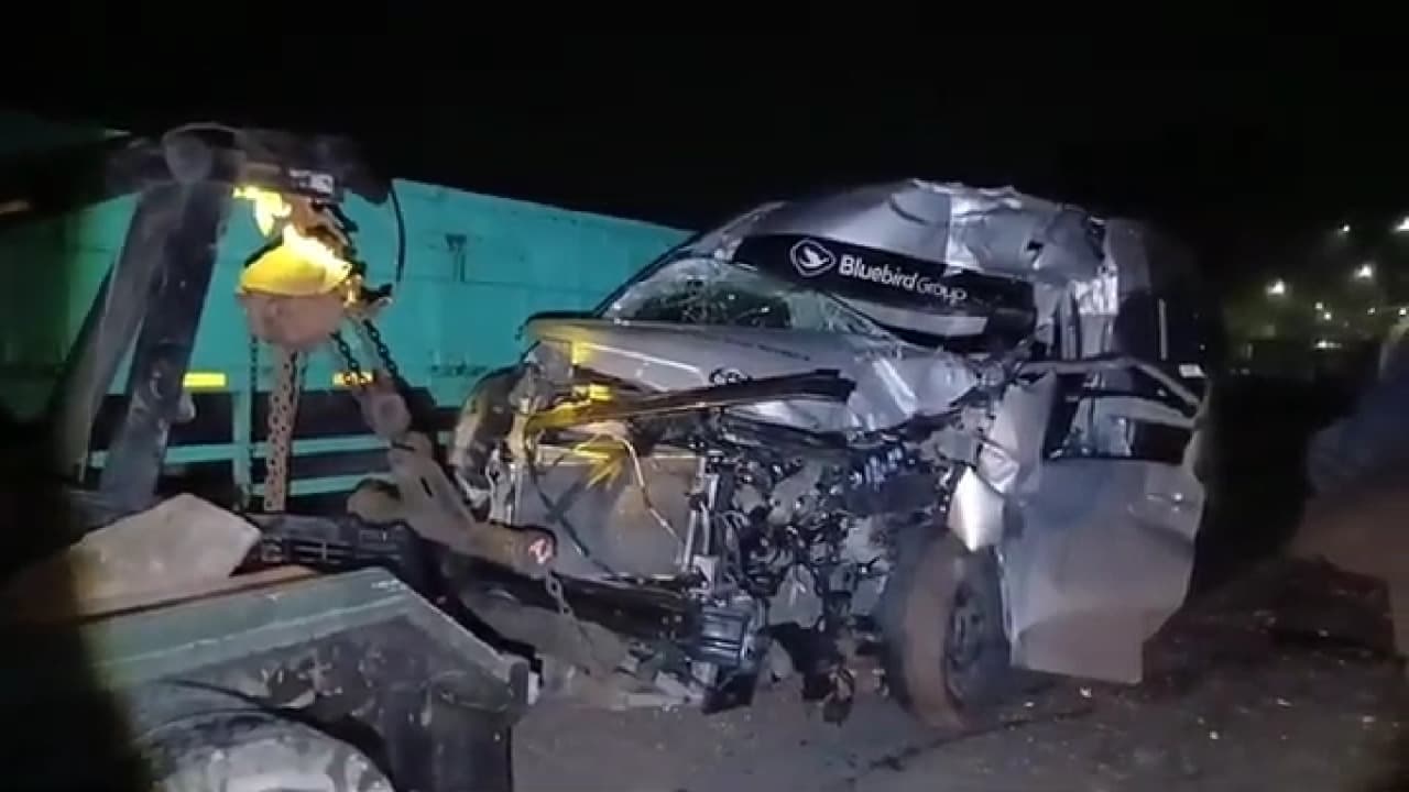 Minibus Travel Hantam Truk di Tol Ngawi-Solo, Satu Penumpang Asal Surabaya Tewas