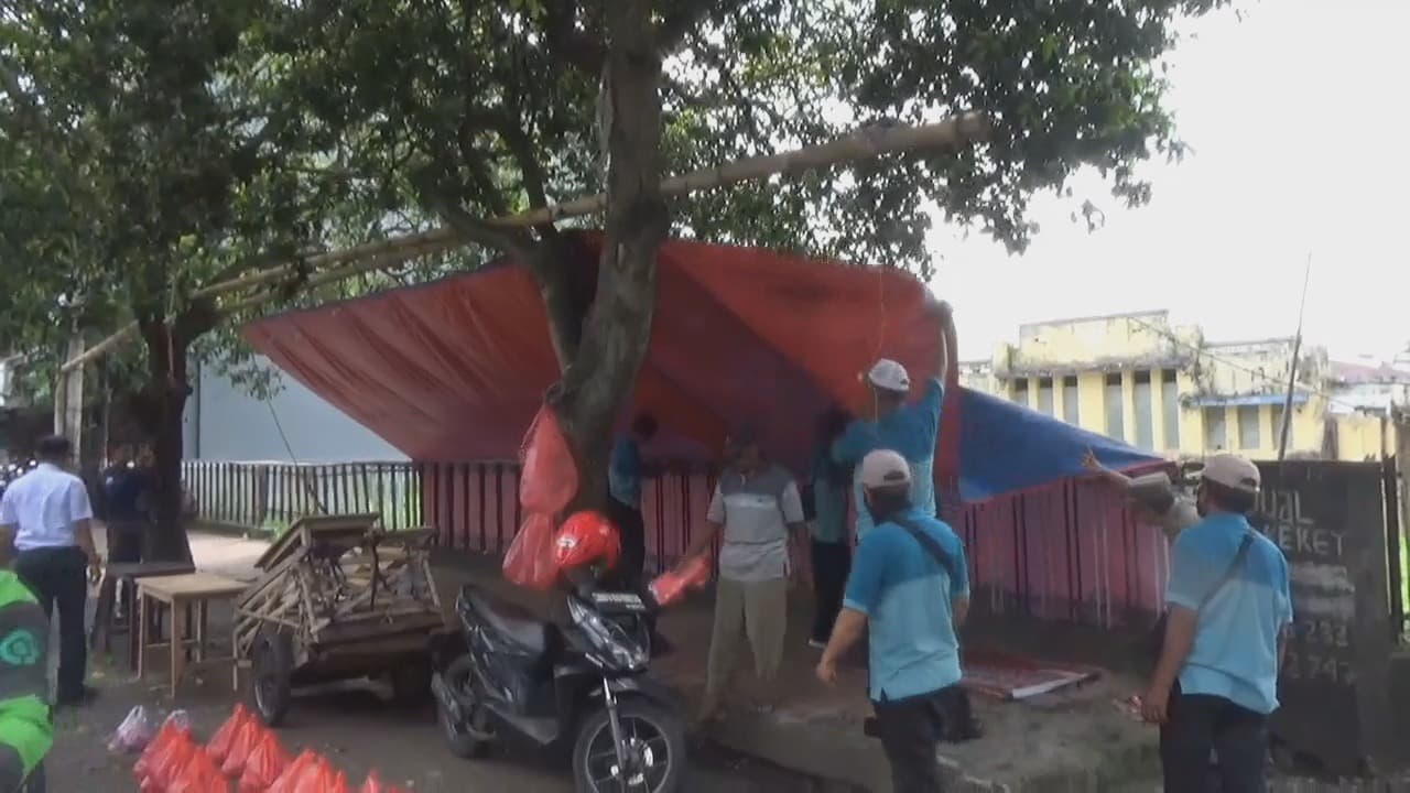 Langgar Aturan, Lapak dan Spanduk Ditertibkan