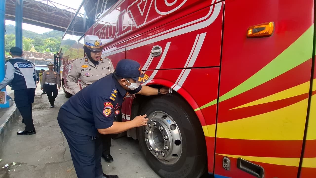 Petugas Gabungan Lakukan Rampcheck di Terminal Sritanjung Banyuwangi, Satu Bus Ditilang karena Kaca Pecah