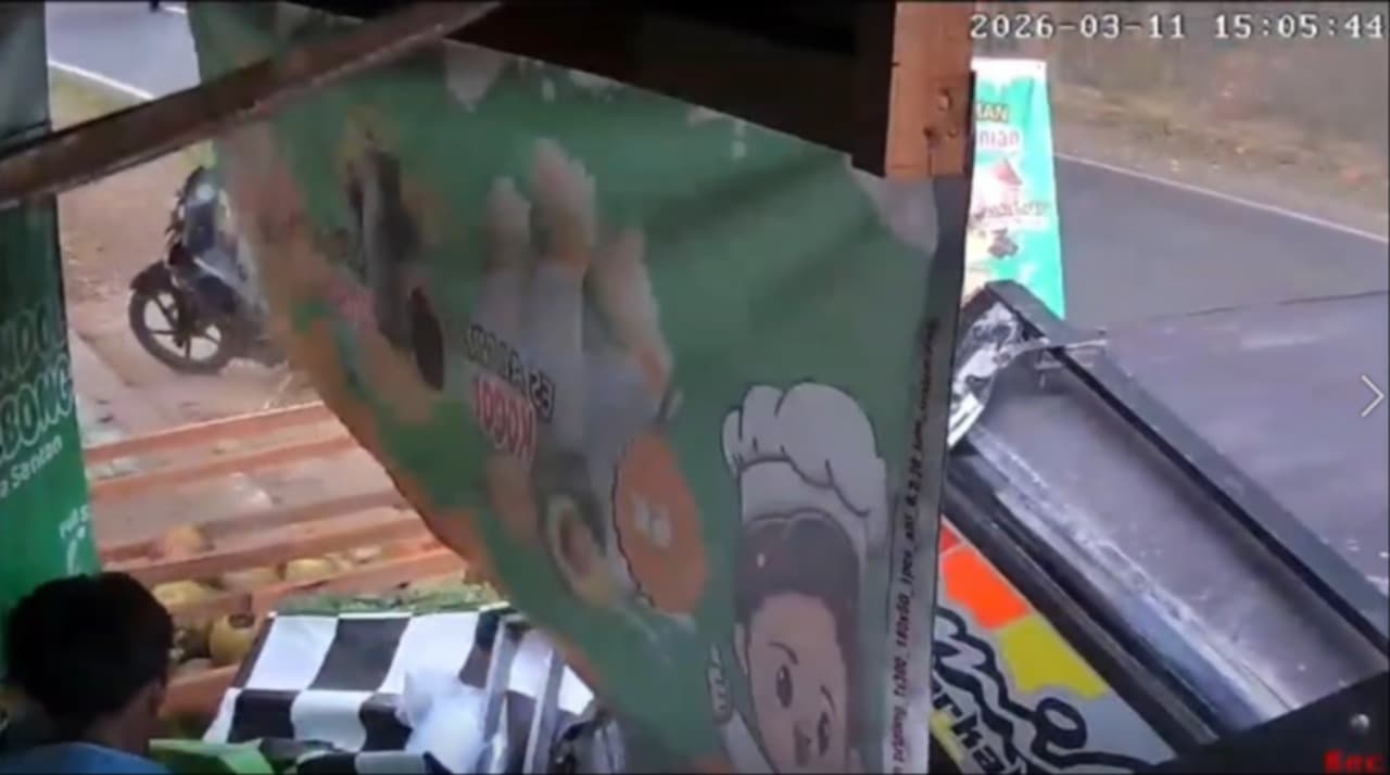 Pickup Tabrakan dengan Minibus, Oleng hingga Tabrak Warung di Omben Sampang