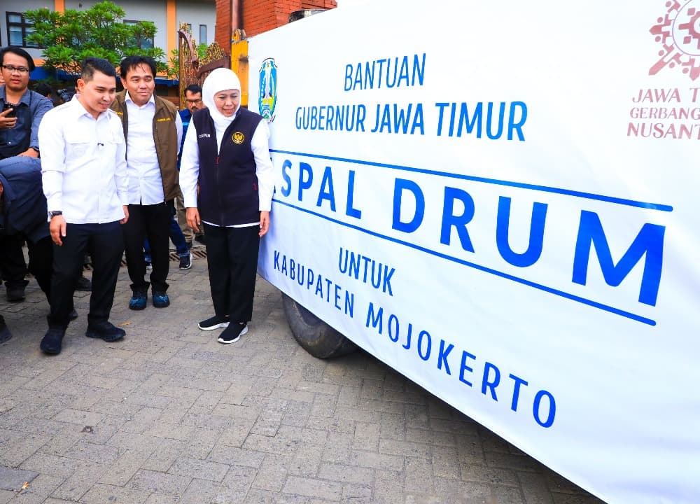 Gubernur Khofifah Salurkan 9.300 Drum Aspal untuk Perbaikan Jalan Kabupaten dan Desa