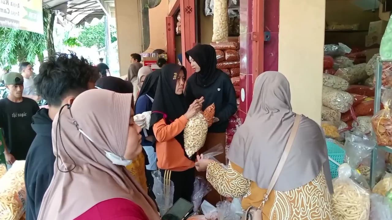 Lonjakan Pembeli, Toko Camilan Kiloan di Madiun Kebanjiran Order