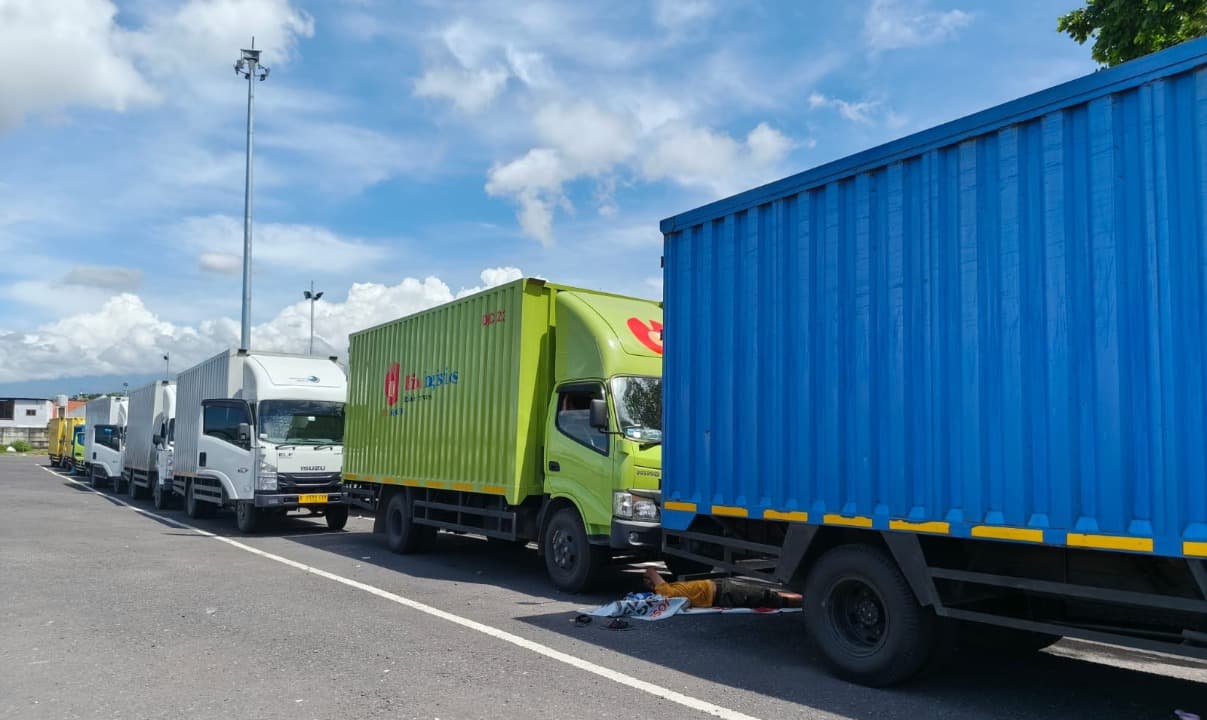 Tertahan Saat Perayaan Nyepi, Sopir Terancam Lebaran di Jalan