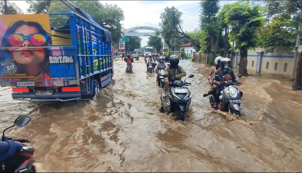 Banjir Rendam Jalur Pantura Kota Pasuruan Disebabkan Sungai Petung Meluap