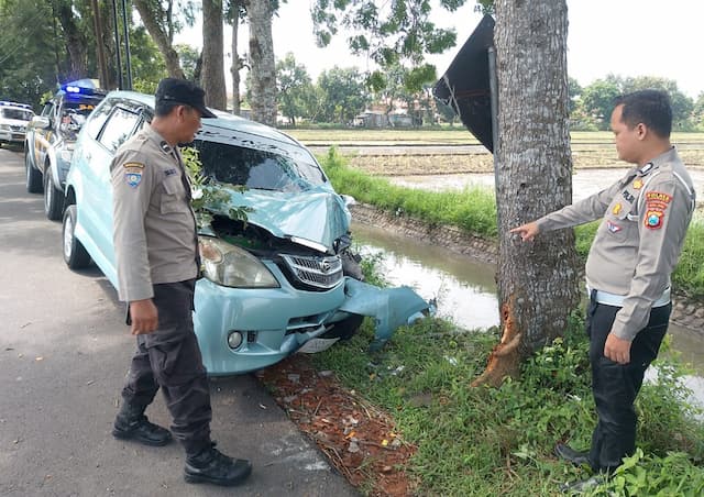 Hendak Berlebaran ke Tulungagung, Mobil Pemudik Tabrak Pohon di Jombang