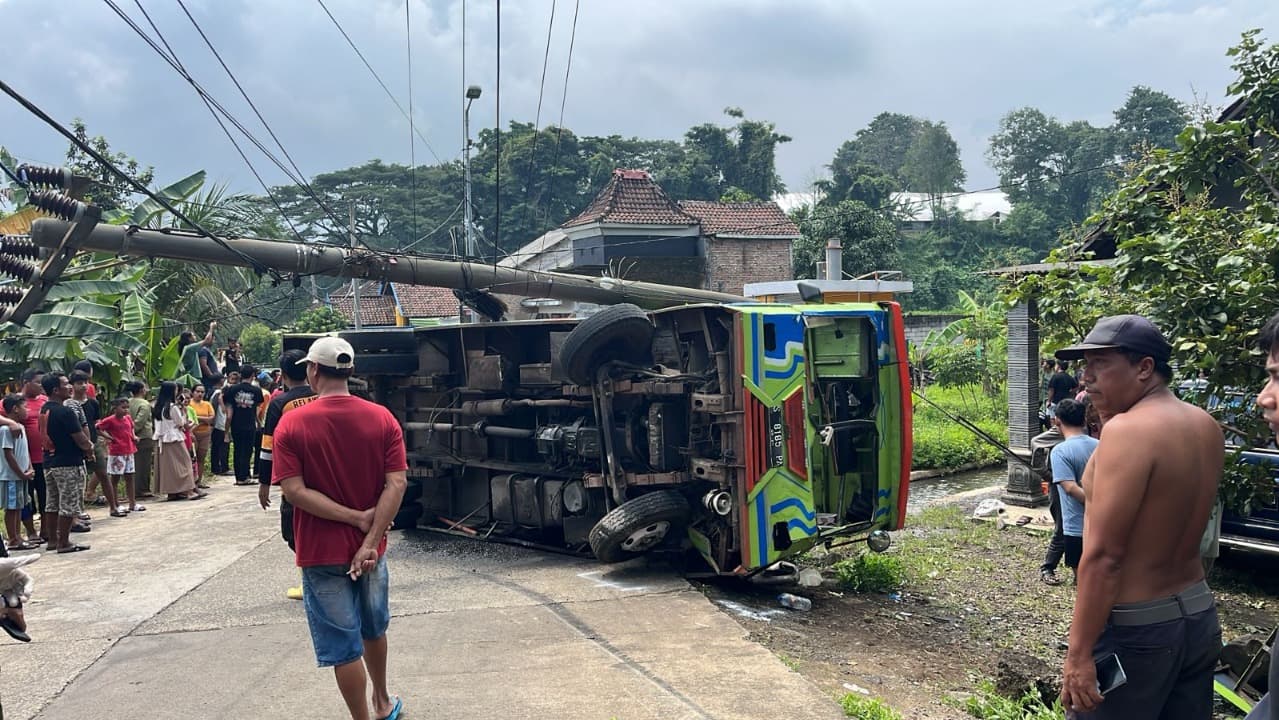 Hendak Silaturahmi, Sepur Kelinci Rombongan Warga Desa Terguling di Mojokerto, Satu Tewas