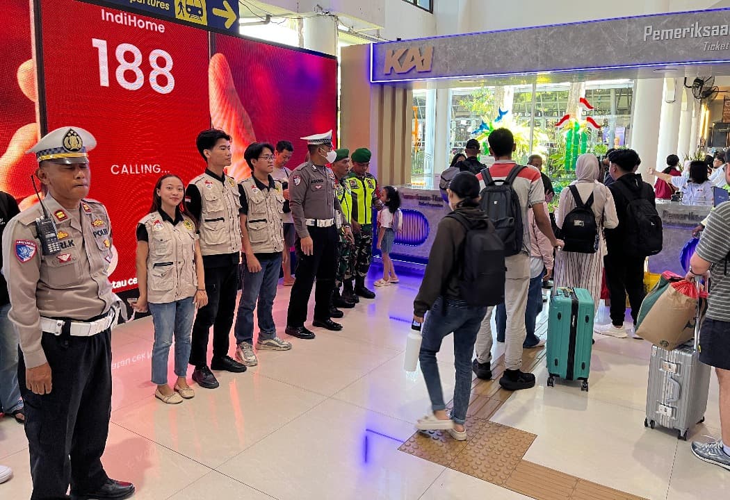 17 Mahasiswa Untag Surabaya Kawal Kenyamanan Pemudik 2026