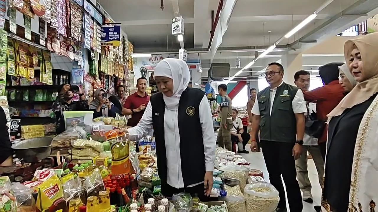 Khofifah Sidak Pasar Legi Ponorogo, Temukan Minyak Goreng Sempat Dijual di Atas HET