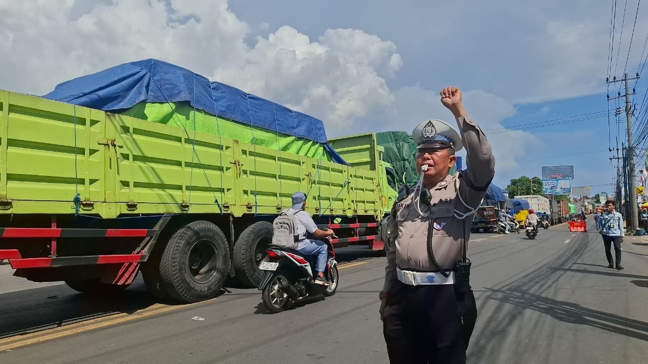 Antrean Kendaraan Menuju Pelabuhan Ketapang Masih Mengular