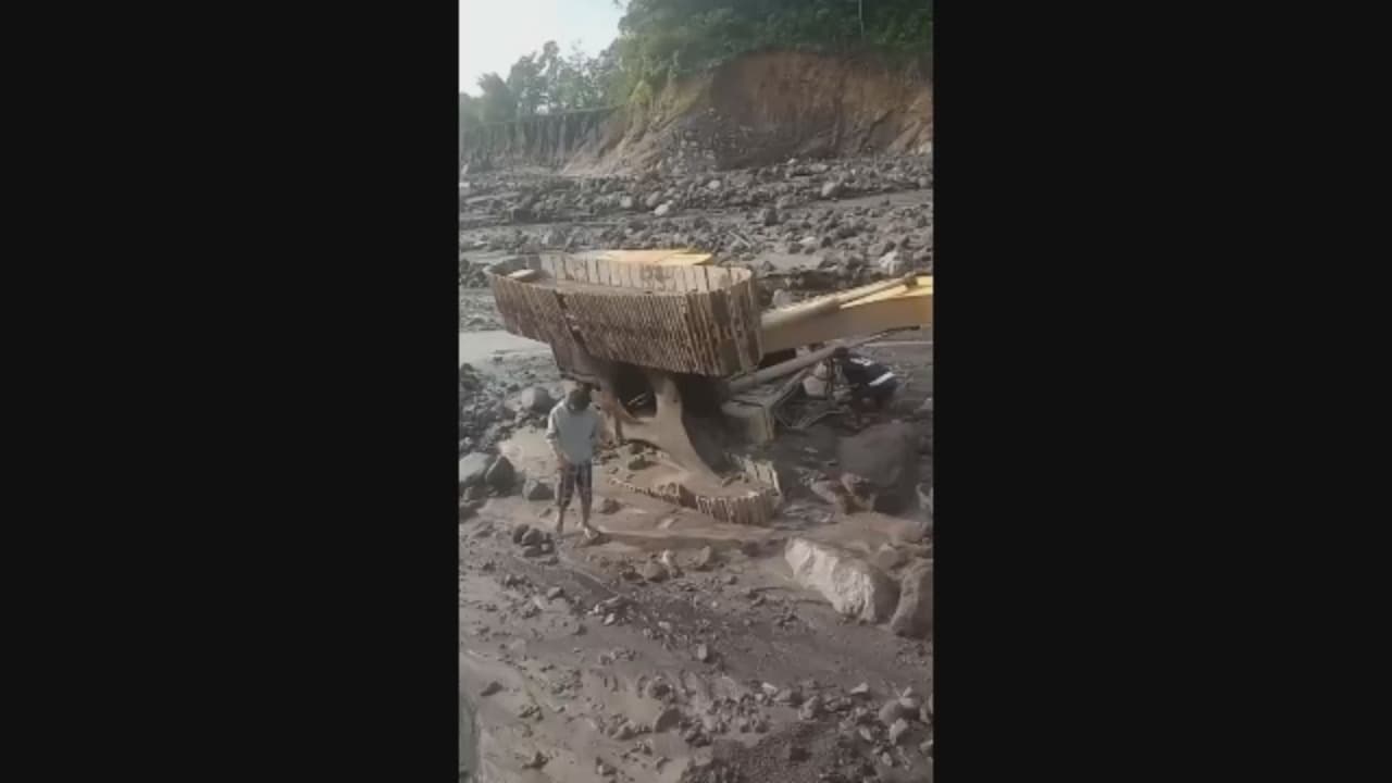 Detik-Detik Alat Berat Terseret Lahar