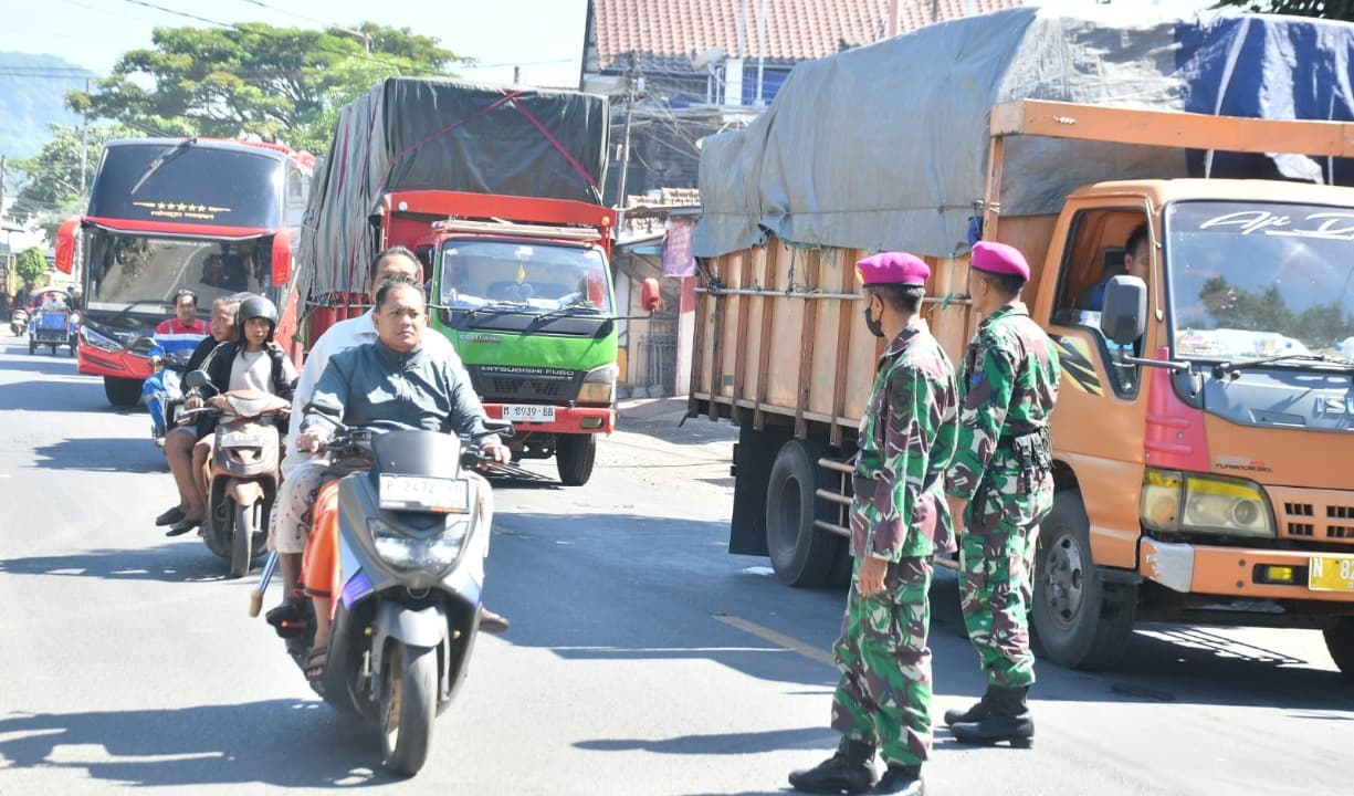 Urai Kemacetan di Jalan Menuju Pelabuhan Ketapang, Prajurit TNI Diterjunkan