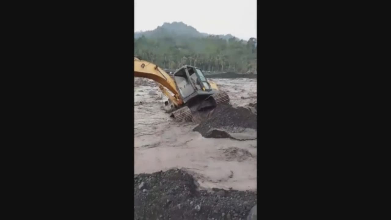 Alat Berat Dan Truk Penambang Pasir Terjebak Lahar