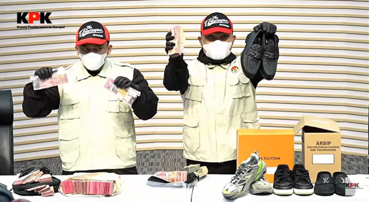 KPK Sita Uang Rp335 Juta dan Sepatu Mewah Senilai Rp129 Juta Milik Bupati Tulungagung