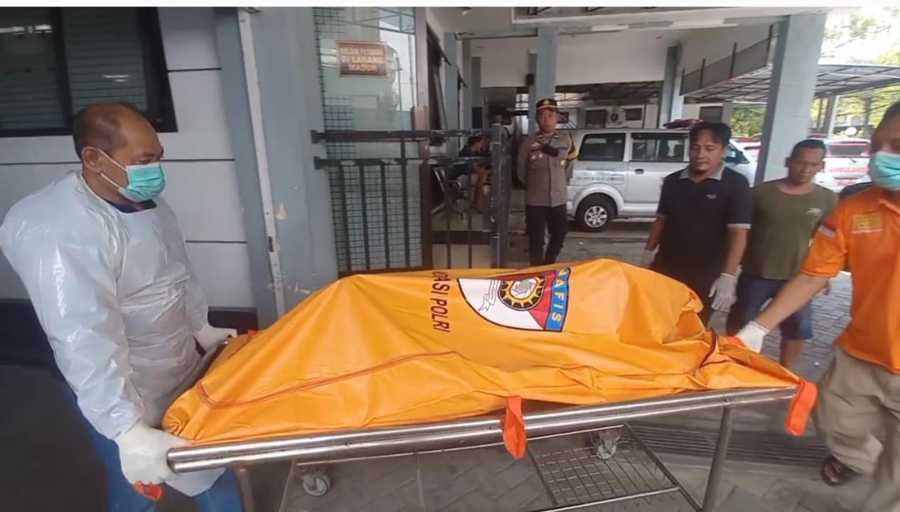 Pria Bugil Ditemukan Tewas Tersangkut Cor Aliran Sungai dan Leher Tergorok