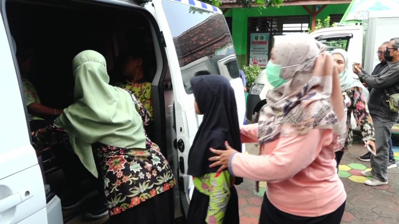 Diduga Keracunan MBG, 18 Siswa SDN Demangan 01 Madiun Dilarikan ke Rumah Sakit