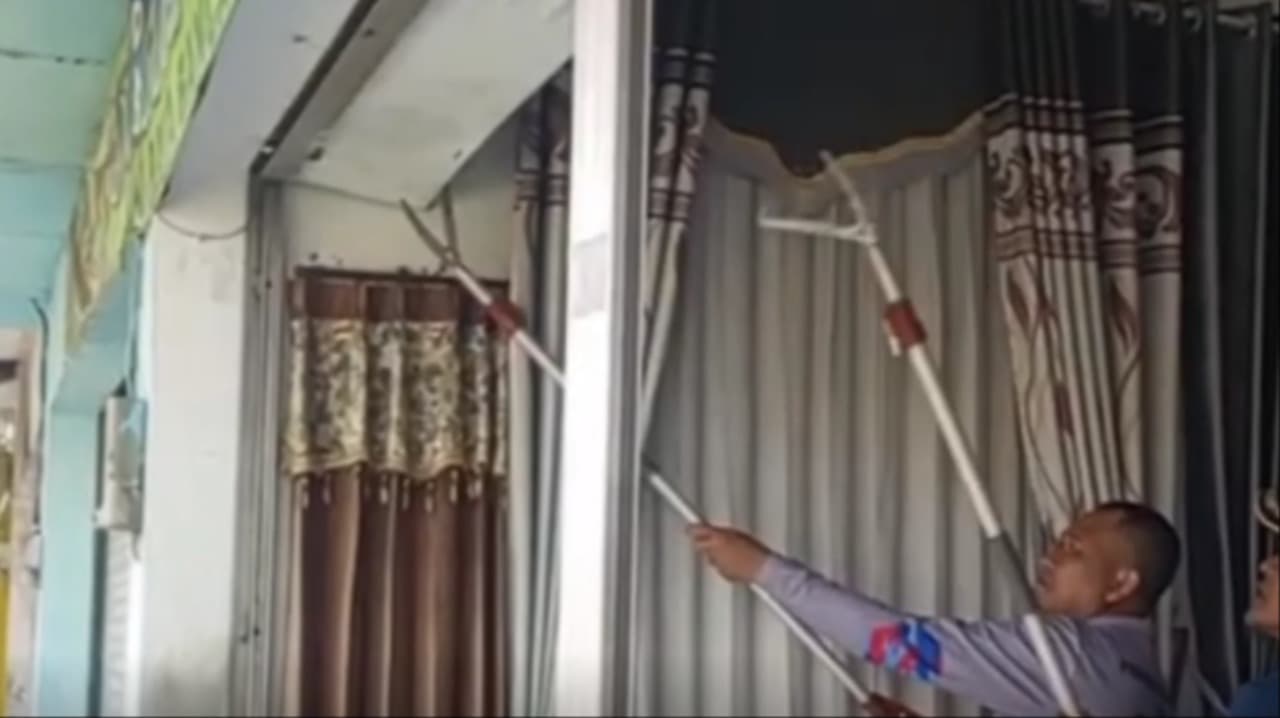 Ular Piton Bersarang di Rolling Door, Gegerkan Pemilik Toko di Bangkalan