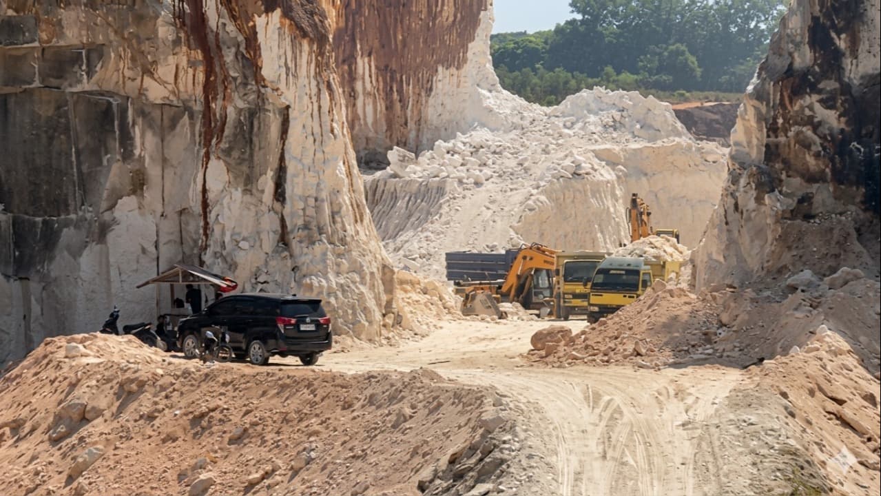 Mabes Polri Hentikan Aktivitas Tambang di Panceng Gresik, Puluhan Pekerja Diperiksa