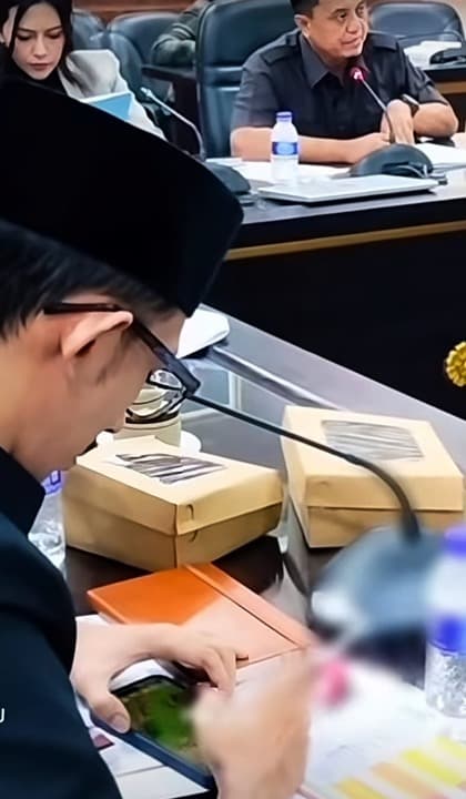 Anggota DPRD Jember Viral Main Gim dan Merokok Saat Rapat, Publik Soroti Latar Belakang Politik
