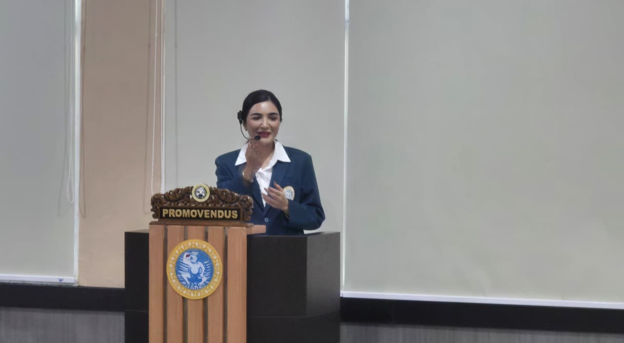 Artis Ashanti Raih Gelar Doktor di Unair, Angkat Disertasi Adaptasi Musisi di Era Digital
