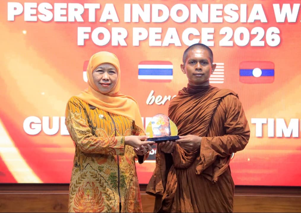Gubernur Khofifah Sambut Rombongan Bhikkhu Lintas Negara di Grahadi Surabaya