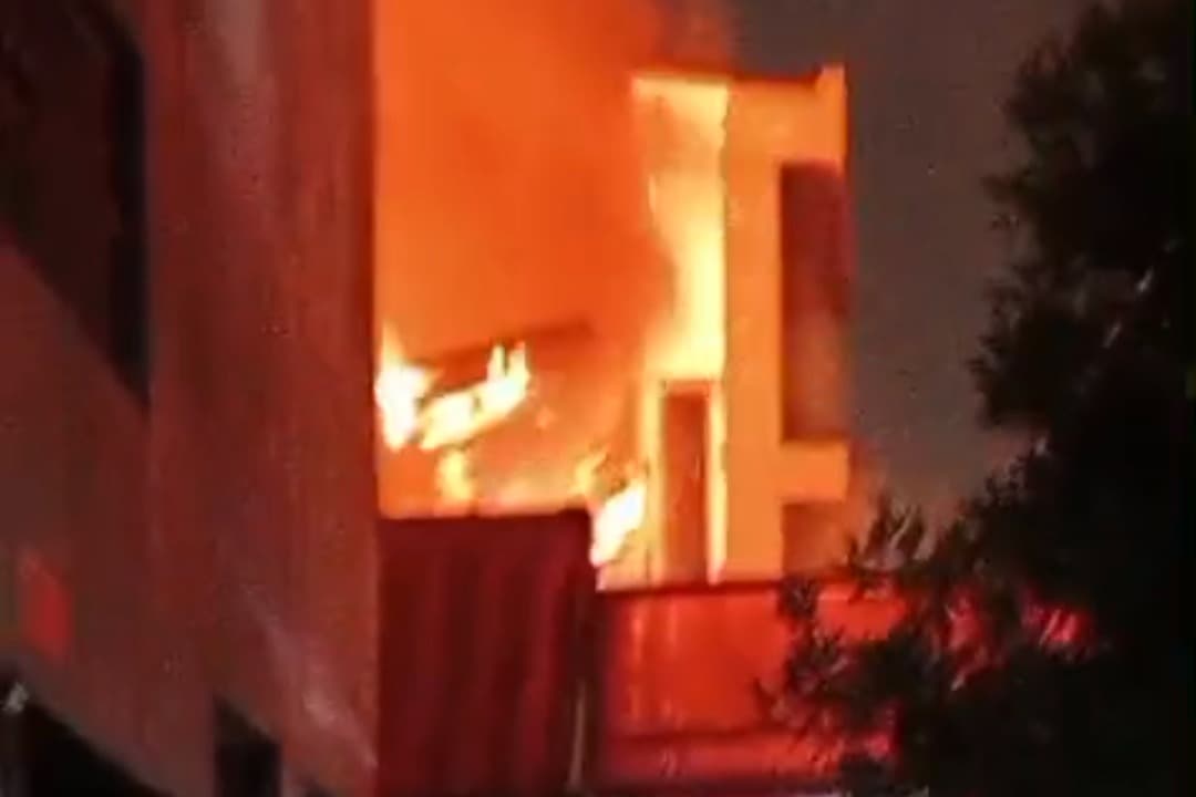 Gara-gara Obat Nyamuk. Rumah 2 Lantai di Kedung Anyar Tengah Surabaya Terbakar