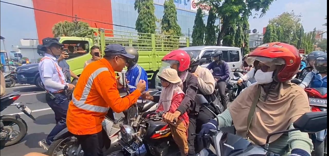 Peringati Harkitnas, KAI Daop 7 Madiun Ajak Masyarakat Tertib di Perlintasan KA