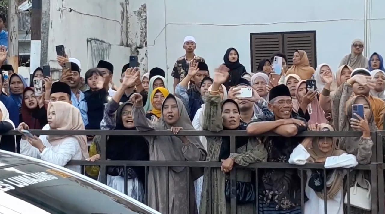 Suasana Haru Warnai Pemberangkatan Jamaah Calon Haji