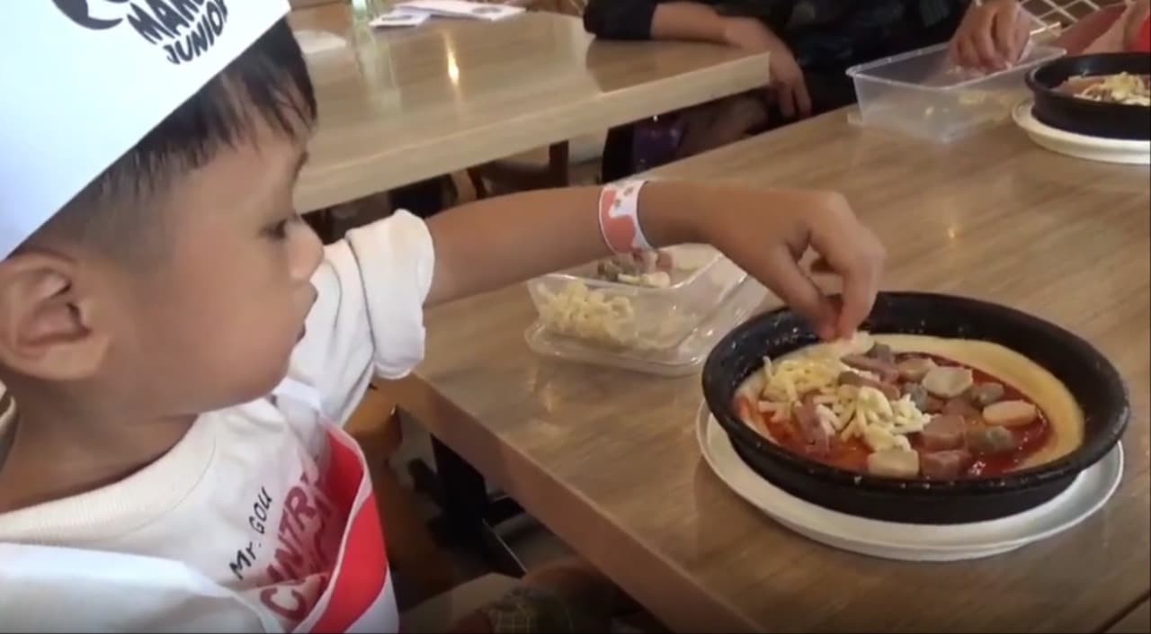 Serunya chef cilik! Puluhan anak hias Pizza bersama JTV Jember