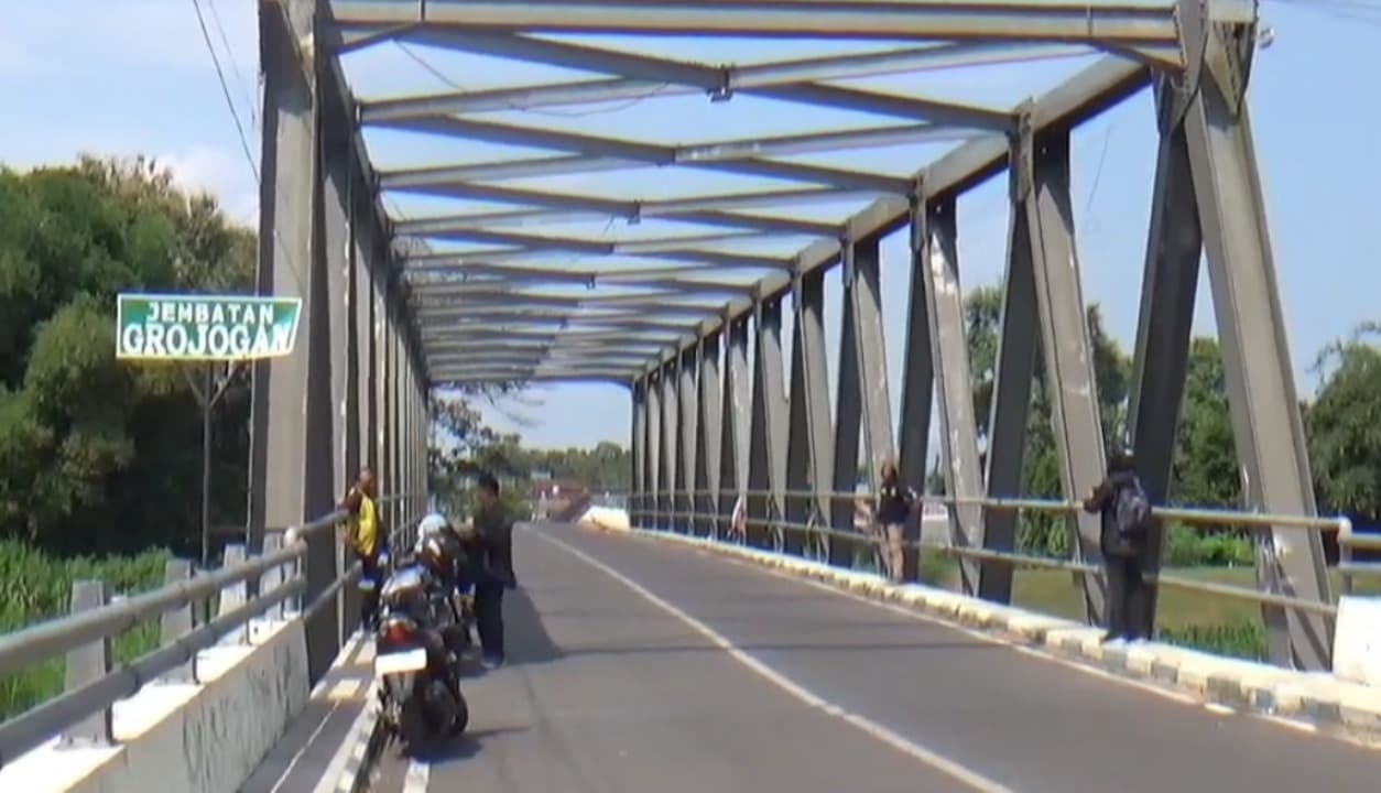 Viral! Dua Pemuda Diduga Jadi Target Begal di Jembatan Grojogan