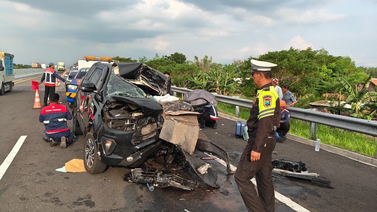 Mobil Rombongan Anggota DPR RI Tabrak Truk di Tol Paspro, Dua Staf Ahli Tewas