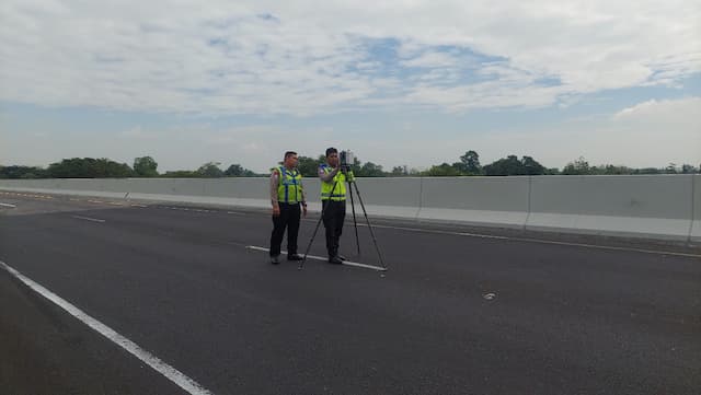 Ditlantas Polda Jatim Olah TKP Kecelakaan Mobil Anggota DPR RI di Tol Paspro
