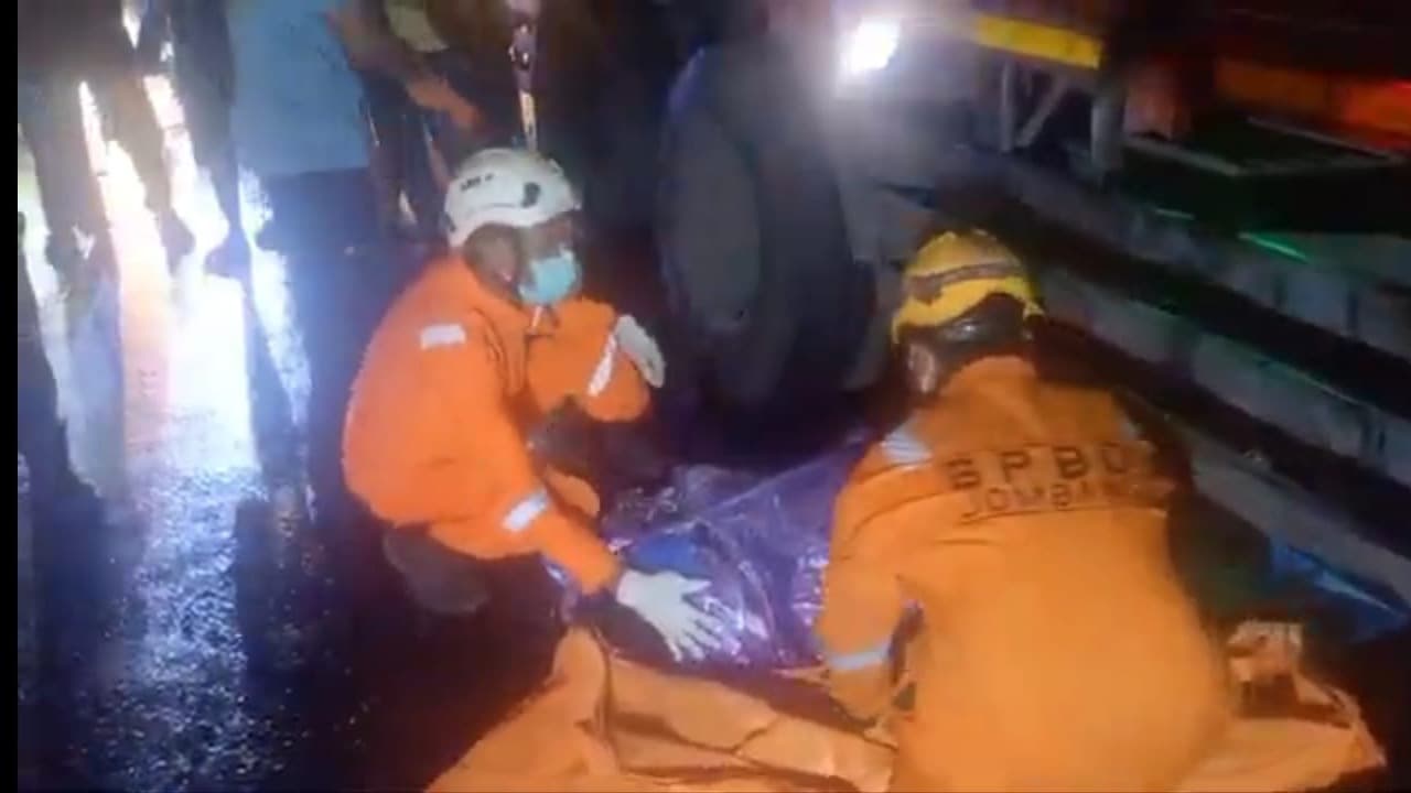 Terjatuh dari Motor, Bapak Anak Tewas Terlindas Truk di Jombang