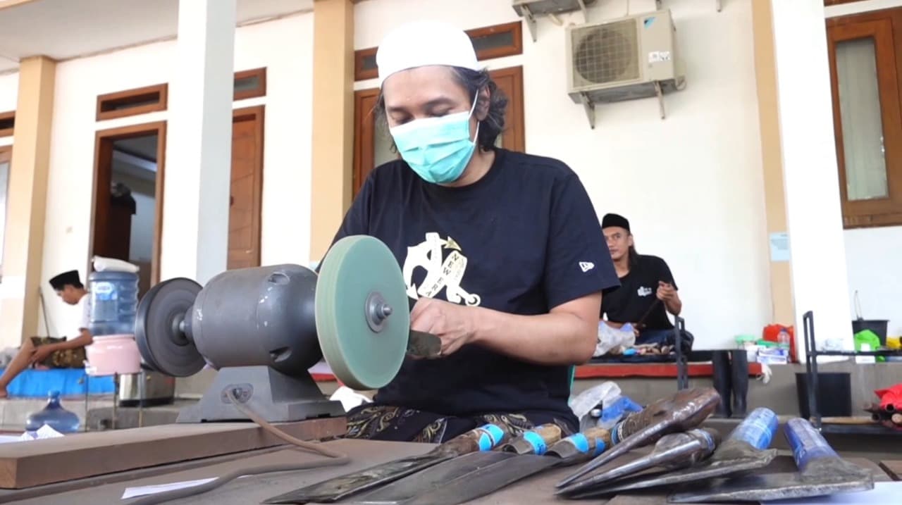 Jelang Hari H Penyembelihan Kurban, Posko Asah Pisau Gratis di Lirboyo Diserbu Warga