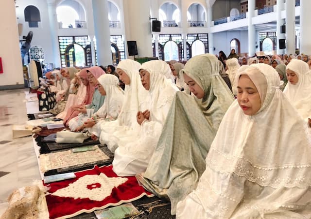 Gubernur Khofifah dan Wagub Emil Dardak Shalat Idul Adha di Masjid Al Akbar Surabaya