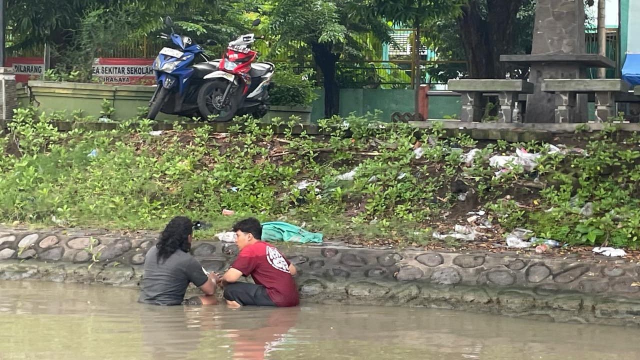 Patroli Sisir Sungai, Petugas DLH Pergoki Warga Buang Limbah Darah Kurban ke Kali Surabaya