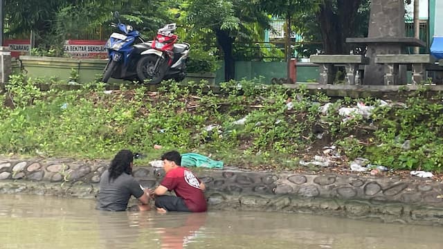 Patroli Sisir Sungai, Petugas DLH Pergoki Warga Buang Limbah Darah Kurban ke Kali Surabaya