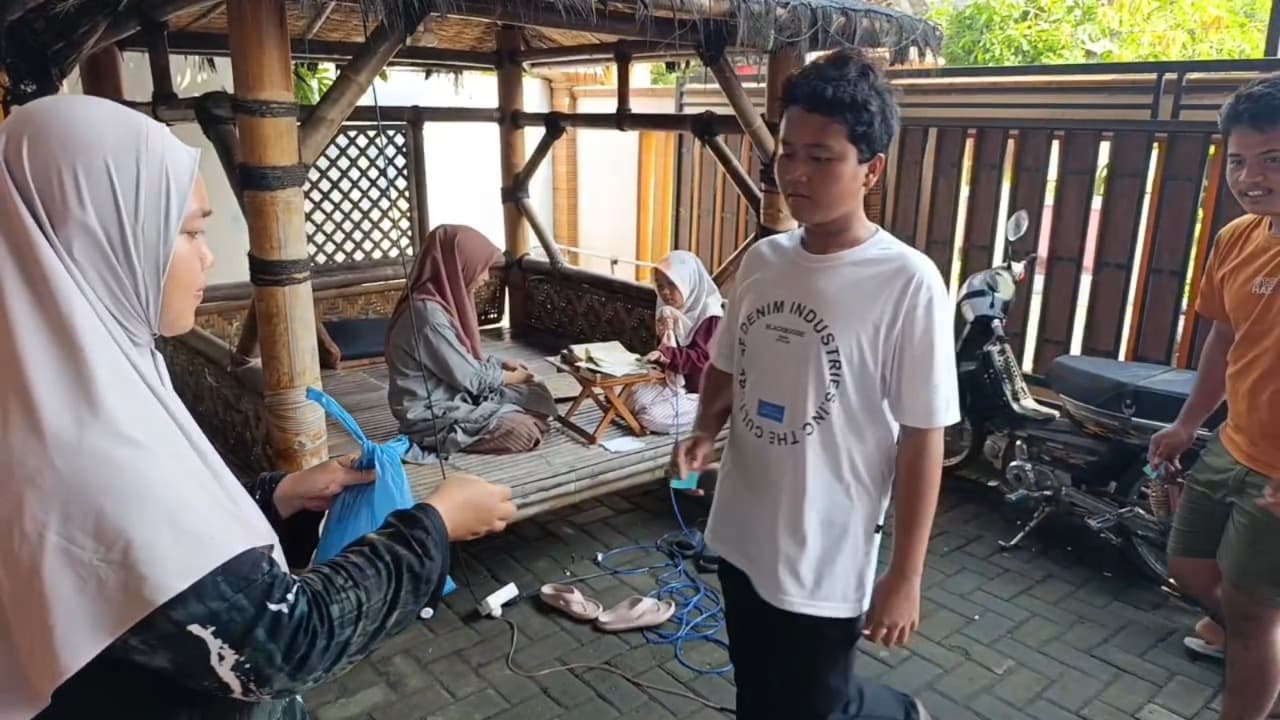 Bukan Sekadar Kurban, Santriwati di Jombang Bagikan Daging Sambil Setor Hafalan Alquran