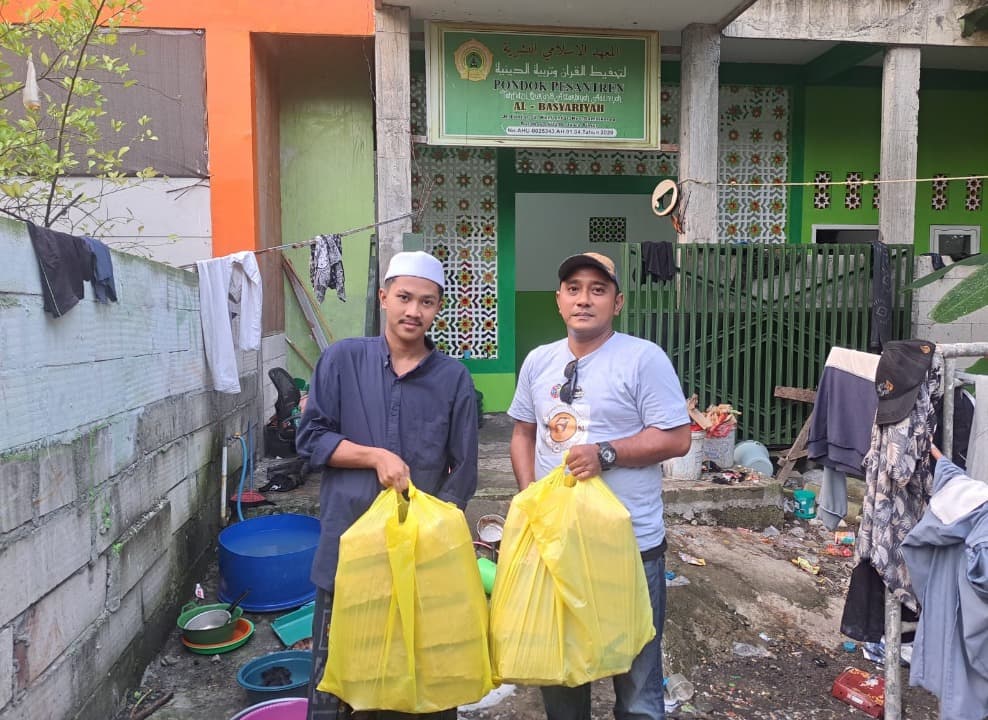 Forwan Surabaya Bagikan 500 Paket Daging Kurban untuk Loper Koran dan Penyapu Jalan