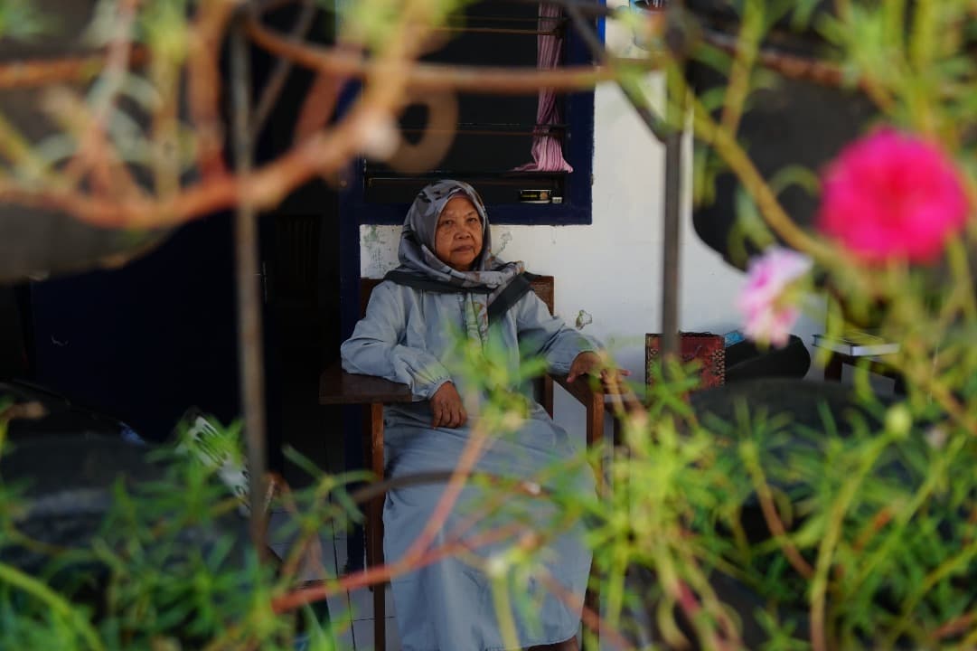 Hari Lansia, Nenek Suwarti Tetap Tersenyum Meski Jauh Dari Anak Cucu