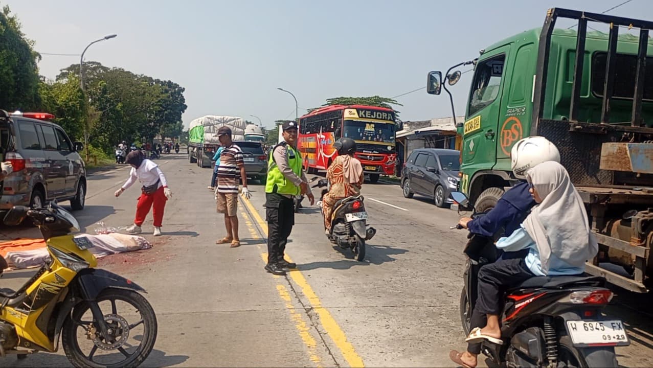 Bapak Anak Kecelakaan di Gresik, Anak Tewas Terlindas Truk