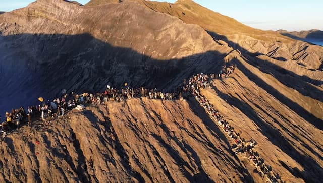 Kabut, Doa, dan Keberanian di Kawah Bromo Warnai Kisah Yadnya Kasada 1948 Saka