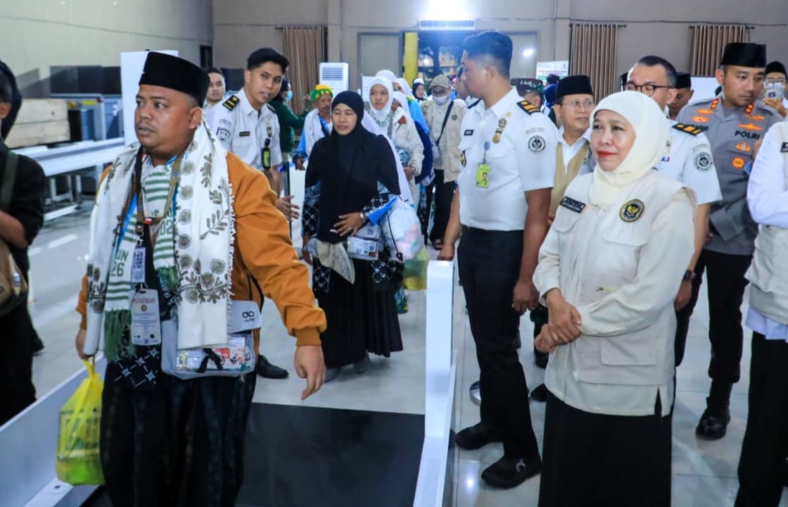 Gubernur Khofifah Sambut Kepulangan Jemaah Haji Kloter I, Apresiasi Kementerian Haji dan Kesehatan