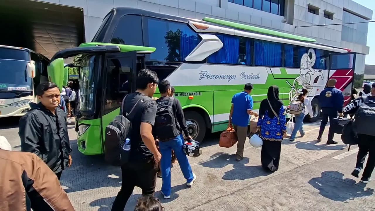 Arus Balik Libur Panjang, Terminal Purbaya Madiun Dipadati Penumpang