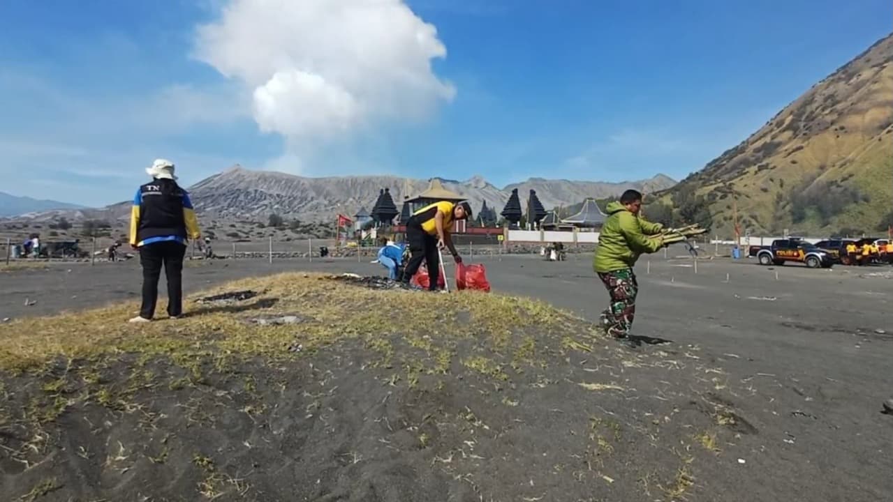 Pasca Yadnya Kasada, Tim Gabungan Kumpulkan 2 Ton Sampah di Kawasan Gunung Bromo