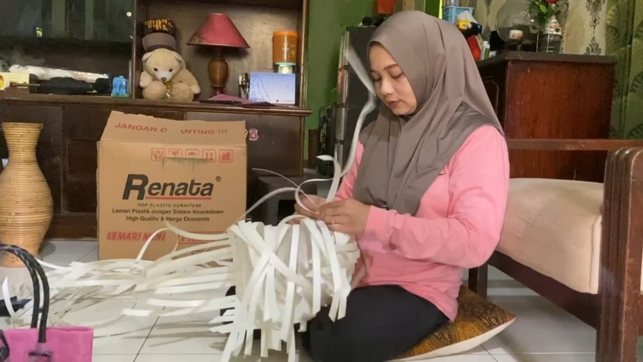 Sibuk Urus Anak Tak Halangi Warga Blitar Sukses Bisnis Tas Anyaman
