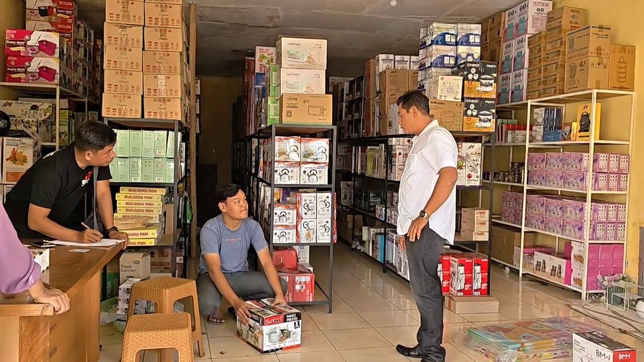 Dua WNA Diduga Gasak Uang Kasir Toko di Ponorogo dengan Modus Tukar Uang