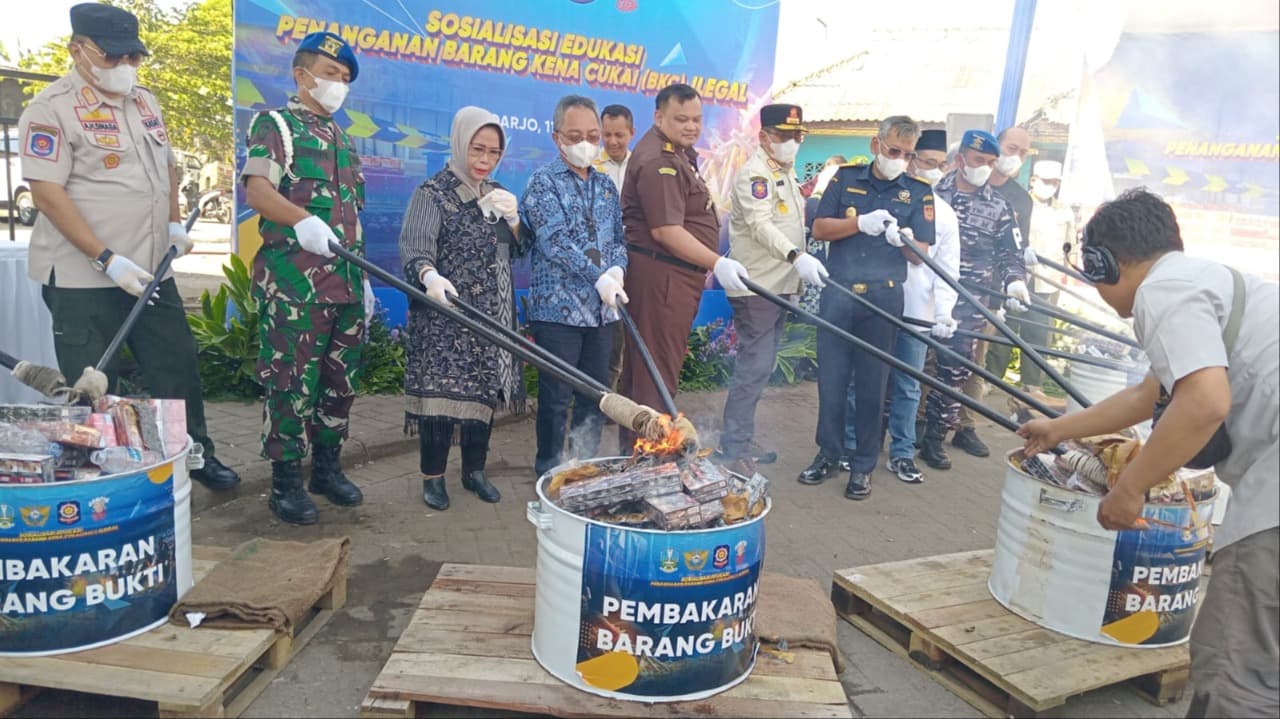 Bea Cukai Jatim Musnahkan Jutaan Rokok Ilegal Bernilai Miliaran Rupiah