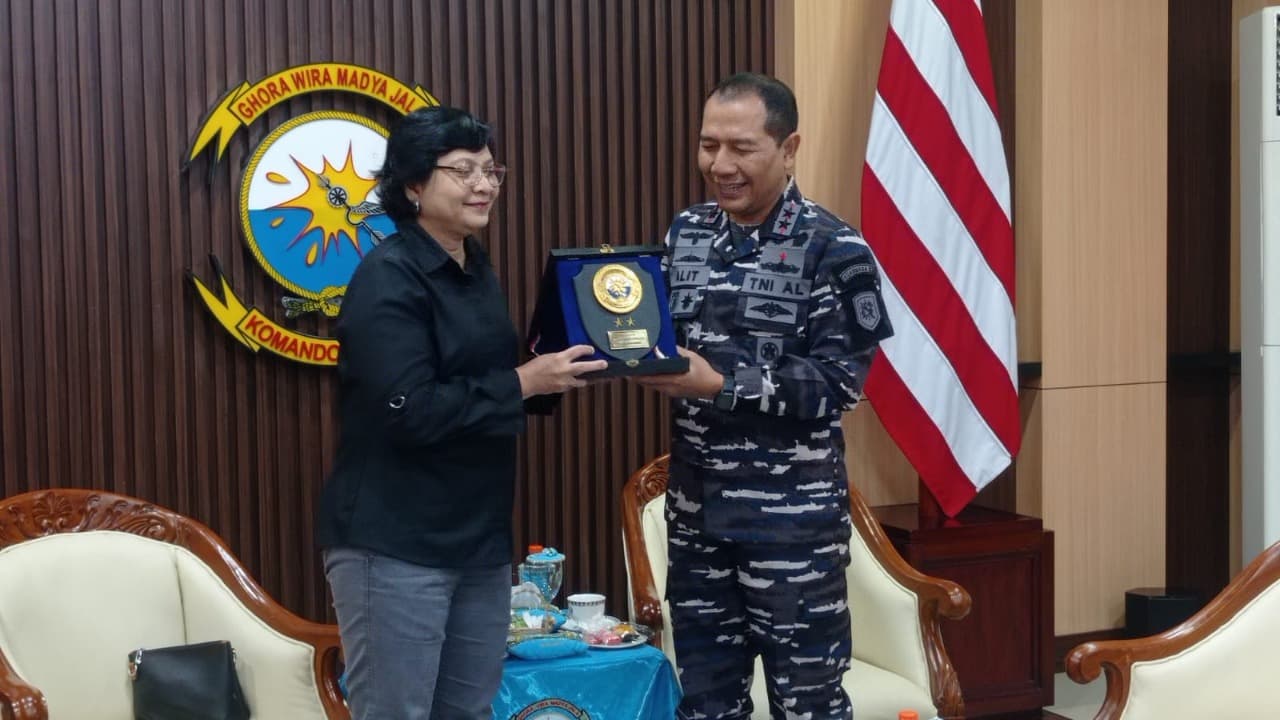 Perkuat Kolaborasi, Pangkoarmada II Ajak JTV Kenali Armada hingga Latihan Menembak